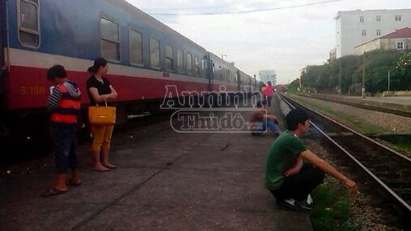 Ô tô tải lật ngang đường ray, gần nghìn hành khách "nóng ruột" chờ tàu ảnh 1