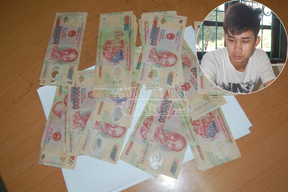 Mang xấp tiền giả "qua mặt" chủ hiệu cầm đồ ảnh 1