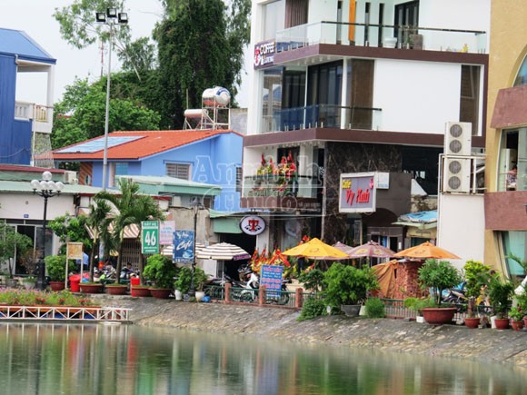 Đấu súng kinh hoàng lúc nửa đêm, một người đàn ông nhảy xuống hồ thoát thân ảnh 1