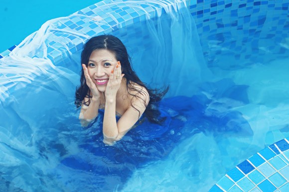Ưng Hoàng Phúc "bỏ rơi" Kim Cương, tình tứ cùng Trang Pháp bên hồ bơi ảnh 14