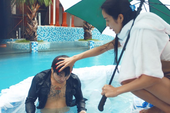 Ưng Hoàng Phúc "bỏ rơi" Kim Cương, tình tứ cùng Trang Pháp bên hồ bơi ảnh 7