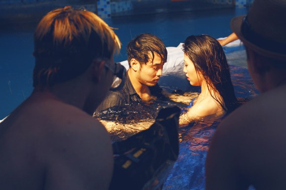 Ưng Hoàng Phúc "bỏ rơi" Kim Cương, tình tứ cùng Trang Pháp bên hồ bơi ảnh 19