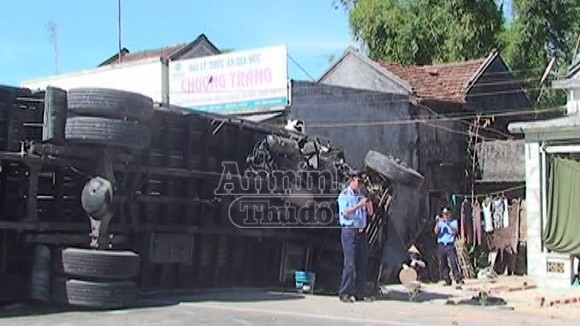 Húc xe công nông gãy làm đôi, ô tô tải cũng lật nhào ảnh 1