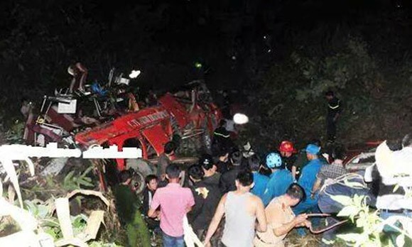 Xe khách lao vực, nhiều thương vong, Bộ trưởng Đinh La Thăng tới gấp hiện trường ảnh 1