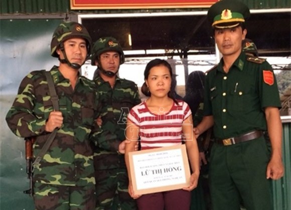 Bắt đối tượng bị truy nã về hành vi buôn người ngay tại cửa khẩu ảnh 1