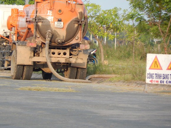 Xe của công ty môi trường xả bùn thải vào...công viên ảnh 1
