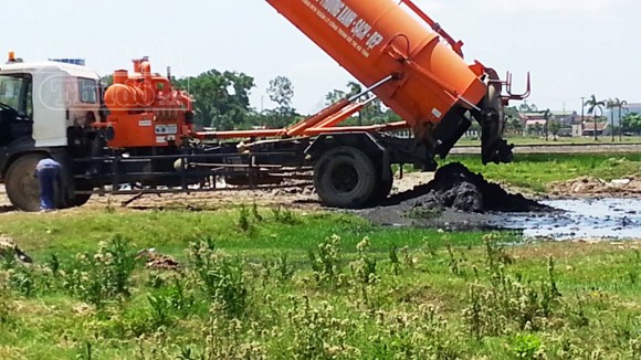 Xe của công ty môi trường xả bùn thải vào...công viên ảnh 2