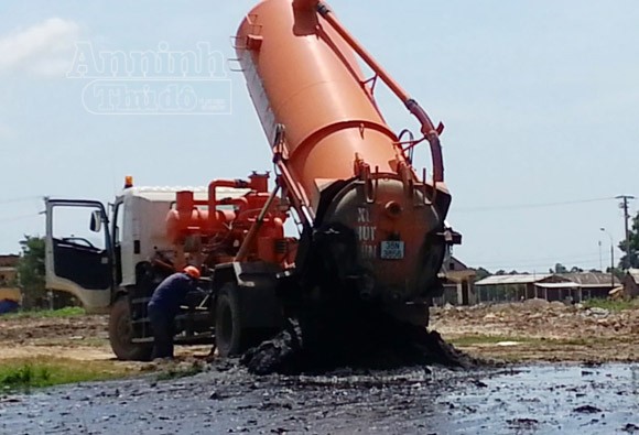 Xe của công ty môi trường xả bùn thải vào...công viên ảnh 3