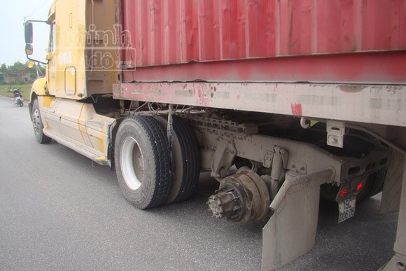 Đang chạy, xe container bất ngờ bị văng bánh khiến hai mẹ con chết thảm ảnh 2