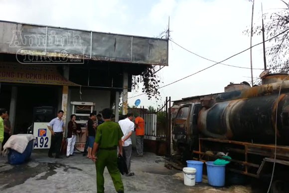 Xe bồn chở xăng cháy rụi khi đang bơm tại cây xăng ảnh 5