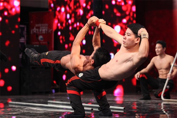 Trai đẹp xin phép... "lột đồ" khiến Thúy Hạnh mắt tròn, mắt dẹt ảnh 5
