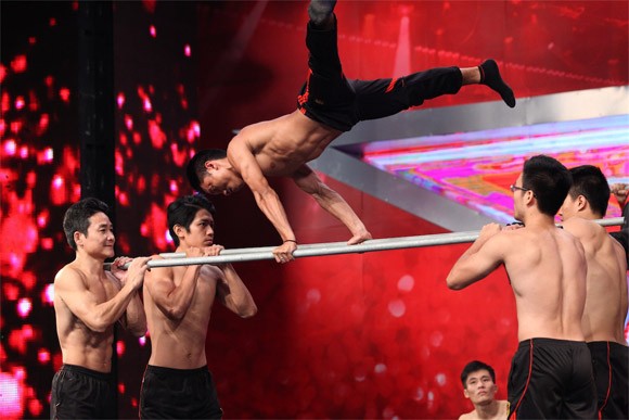 Trai đẹp xin phép... "lột đồ" khiến Thúy Hạnh mắt tròn, mắt dẹt ảnh 3