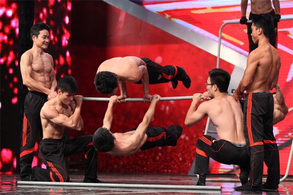 Trai đẹp xin phép... "lột đồ" khiến Thúy Hạnh mắt tròn, mắt dẹt ảnh 2