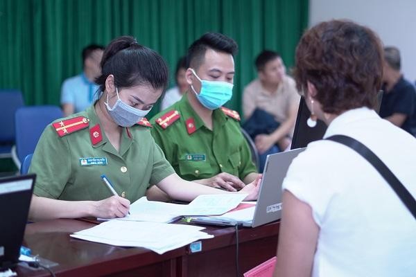 CAP Trung Văn nỗ lực phục vụ nhân dân làm thủ tục cấp căn cước gắn chíp ảnh 4