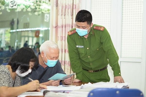 CAP Trung Văn nỗ lực phục vụ nhân dân làm thủ tục cấp căn cước gắn chíp ảnh 6