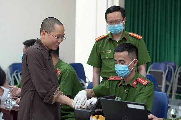 CAP Trung Văn nỗ lực phục vụ nhân dân làm thủ tục cấp căn cước gắn chíp ảnh 7