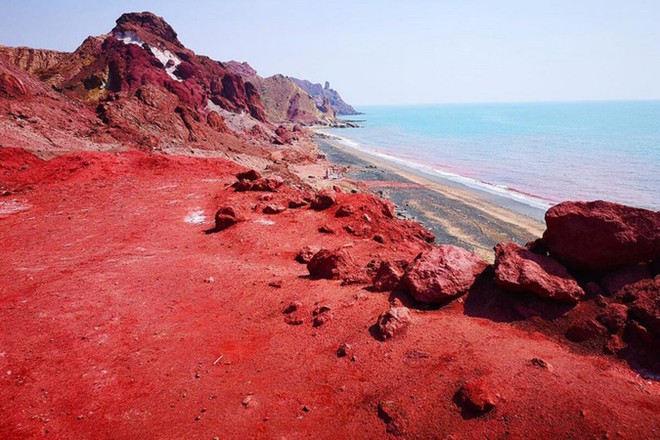 [ẢNH] ‘Giải mã’ bãi biển kỳ lạ có màu đỏ như máu ở đảo Hormuz ảnh 3