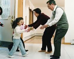 Người mẹ đau đớn ngất xỉu vì 2 con giết hại lẫn nhau ảnh 1