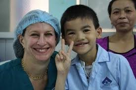 Bác sĩ và những ca phẫu thuật nhớ đời, cười ra nước mắt ảnh 2