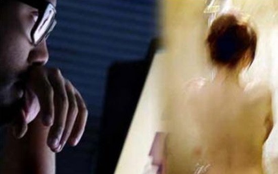 Vợ hững hờ tắm làm "mồi nhử", chồng phục kích "dê xồm" ảnh 1