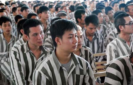 Thiếu gia và con nhà nghèo cởi lòng sau song sắt ảnh 1