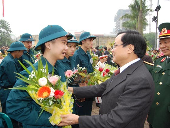 Lãnh đạo Hà Nội và Bộ Quốc phòng động viên tân binh nhập ngũ ảnh 1