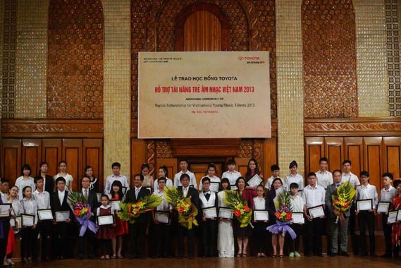 Trao tặng 475 suất học bổng cho sinh viên xuất sắc ảnh 1