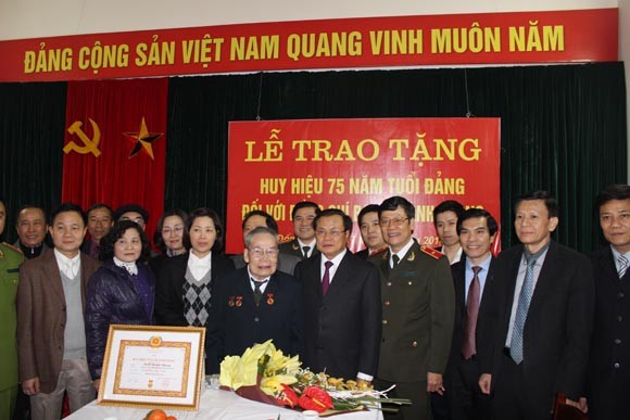 Trao Huy hiệu cao quý cho các Đảng viên lão thành ảnh 2