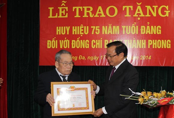 Trao Huy hiệu cao quý cho các Đảng viên lão thành ảnh 1