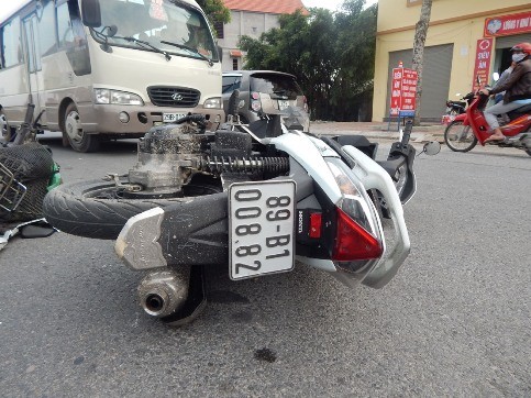 2 xe máy vẫn “húc" nhau vì... đường đẹp ảnh 6