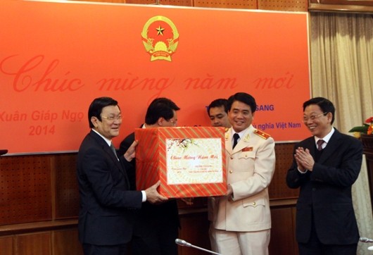 Chủ tịch nước Trương Tấn Sang thăm, chúc Tết Công an Hà Nội ảnh 8