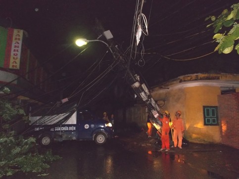 EVN HANOI khắc phục sự cố do giông, lốc lớn và sét ảnh 1