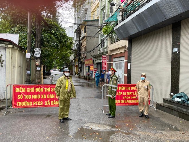 Lực lượng Công an 'đón' bão, đội mưa đảm bảo an toàn phục vụ sĩ tử thành công kỳ thi vào lớp 10 ảnh 7