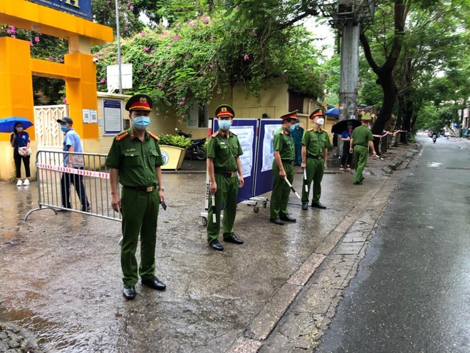 Lực lượng Công an 'đón' bão, đội mưa đảm bảo an toàn phục vụ sĩ tử thành công kỳ thi vào lớp 10 ảnh 6