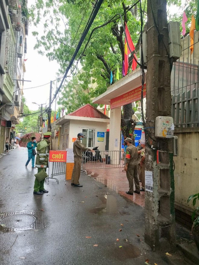 Lực lượng Công an 'đón' bão, đội mưa đảm bảo an toàn phục vụ sĩ tử thành công kỳ thi vào lớp 10 ảnh 10