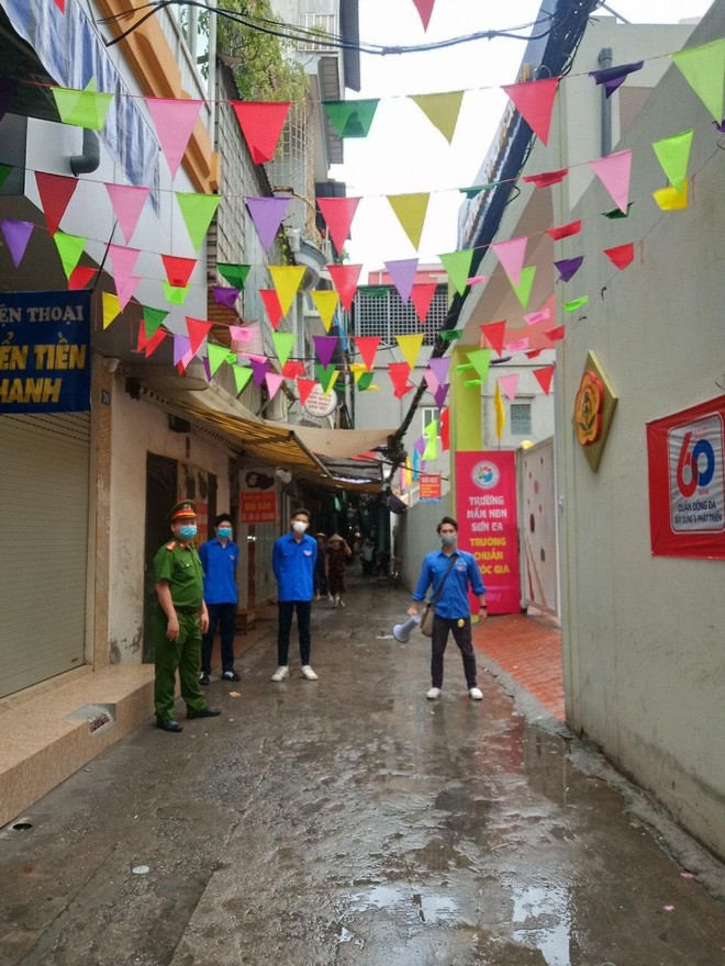 Lực lượng Công an 'đón' bão, đội mưa đảm bảo an toàn phục vụ sĩ tử thành công kỳ thi vào lớp 10 ảnh 8