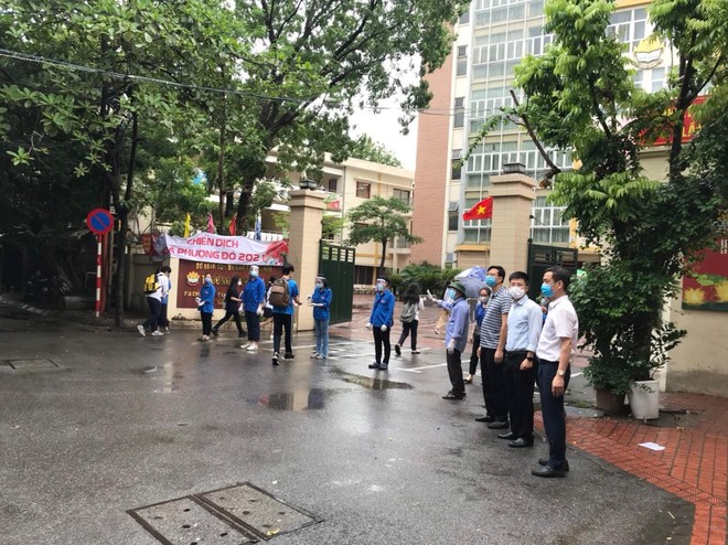 Lực lượng Công an 'đón' bão, đội mưa đảm bảo an toàn phục vụ sĩ tử thành công kỳ thi vào lớp 10 ảnh 9