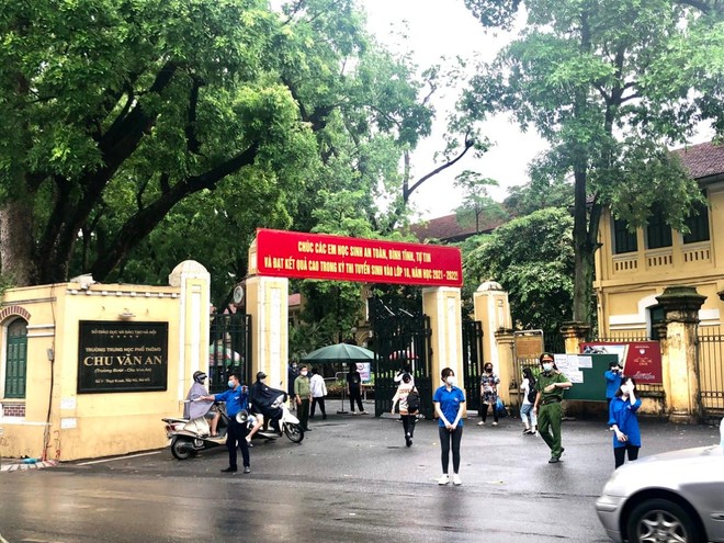 Lực lượng Công an 'đón' bão, đội mưa đảm bảo an toàn phục vụ sĩ tử thành công kỳ thi vào lớp 10 ảnh 11