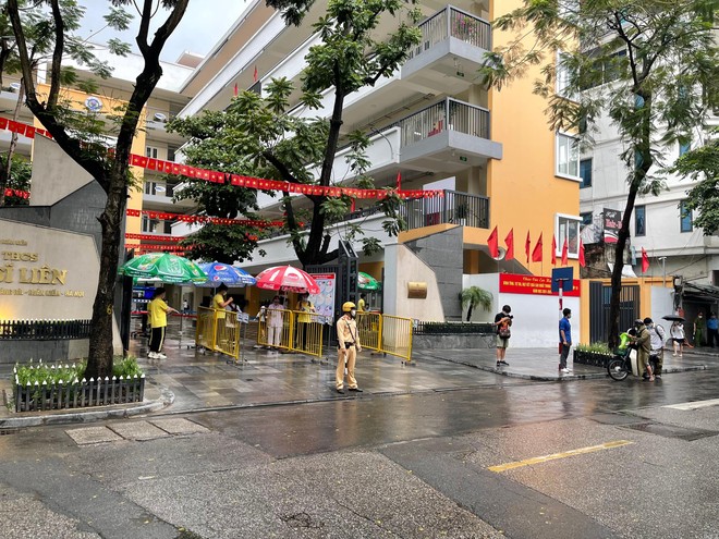 Lực lượng Công an 'đón' bão, đội mưa đảm bảo an toàn phục vụ sĩ tử thành công kỳ thi vào lớp 10 ảnh 2