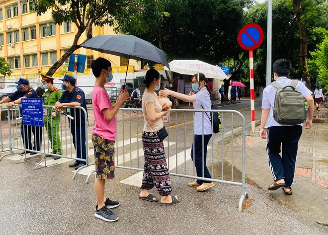 Lực lượng Công an 'đón' bão, đội mưa đảm bảo an toàn phục vụ sĩ tử thành công kỳ thi vào lớp 10 ảnh 13