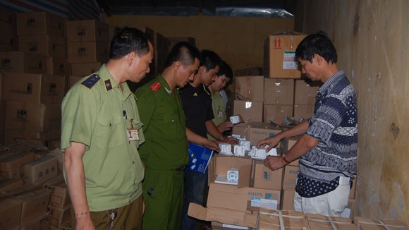 Phát hiện thương nhân Trung Quốc làm hàng giả ảnh 1