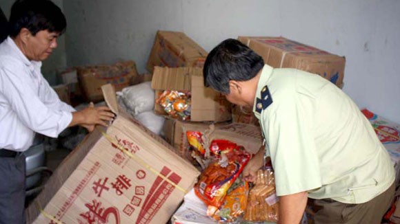 Bánh kẹo nhập lậu “đón” Trung thu ảnh 1