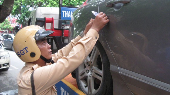 Vi phạm dừng đỗ: Truy đến cùng để xử phạt ảnh 1