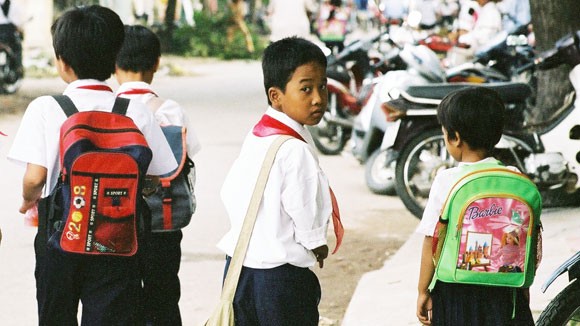 Tiểu học trĩu nặng cặp sách ảnh 1