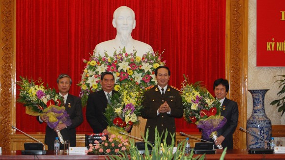 Bộ Công an trao tặng Kỷ niệm chương “Bảo vệ an ninh Tổ quốc” ảnh 1