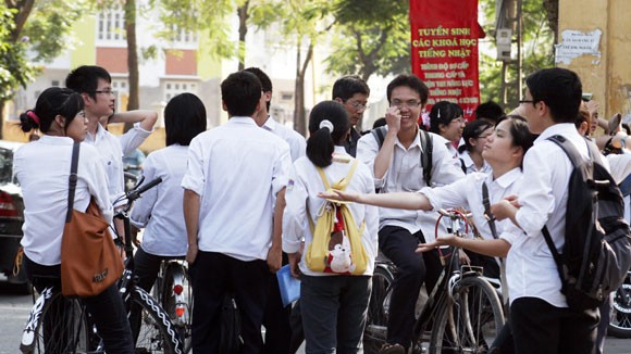 Nhà trường muốn rộng rãi, học sinh muốn bó sát ảnh 1