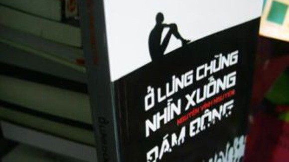 Xung quanh cuốn sách “Ở lưng chừng nhìn xuống đám đông”: Kết luận là “không dâm ô, đồi trụy” ảnh 1