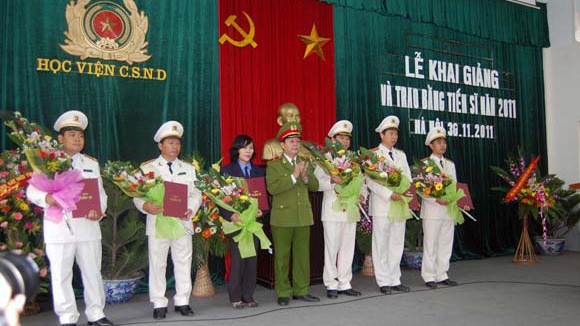 8 nghiên cứu sinh được cấp bằng tiến sĩ ảnh 1