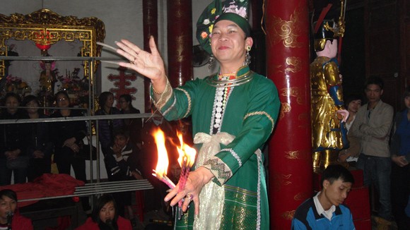 Mê mẩn những màn lên đồng kỳ bí ảnh 1