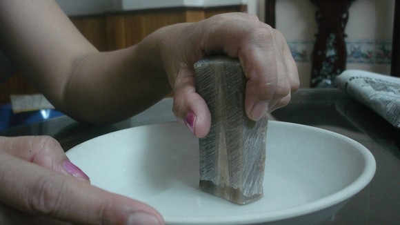 Thi nhau uống nước tiểu chữa bệnh ung thư ảnh 3
